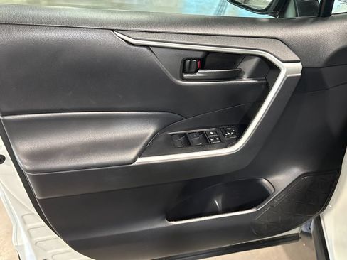 Used 2022 Toyota RAV4 LE AWD/4WD image 8