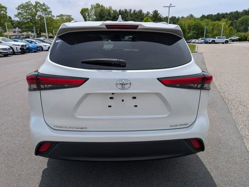 Used 2022 Toyota Highlander XLE AWD/4WD image 4