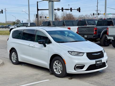 Used 2026 Chrysler Pacifica Select image 7