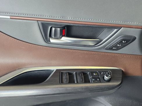 Used 2021 Toyota Venza Limited image 8