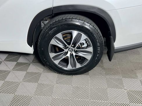 Used 2023 Toyota Highlander XLE image 32