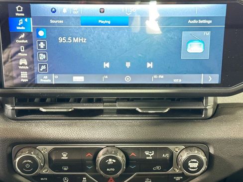 Used 2025 Jeep Gladiator Sport image 15