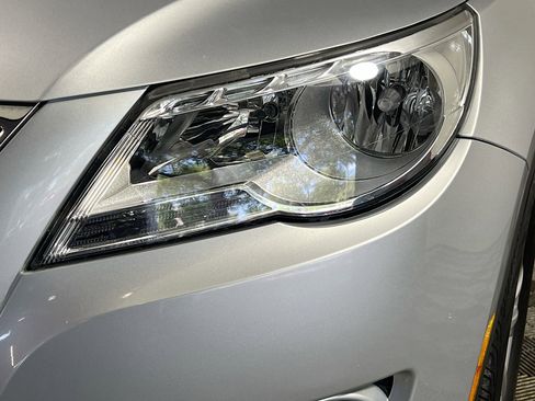 Used 2010 Volkswagen Tiguan S image 12