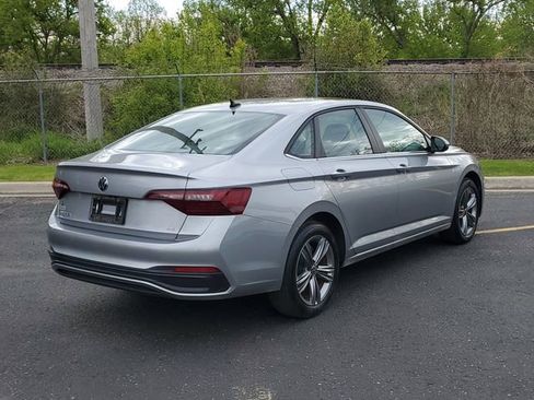 Used 2024 Volkswagen Jetta SE w/ Panoramic Sunroof Package FWD image 4