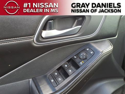 Used 2021 Nissan Rogue SV w/ Premium Package image 13