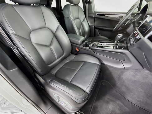 Used 2024 Porsche Macan image 30
