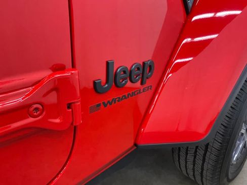 Used 2026 Jeep Wrangler Unlimited Sahara AWD/4WD image 10