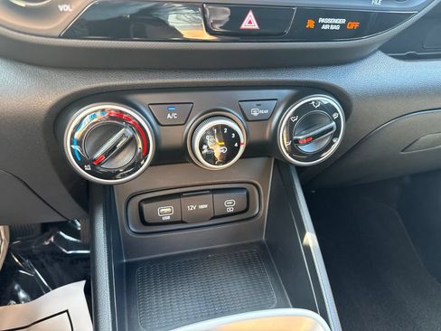 Used 2025 Hyundai Venue SE FWD image 19