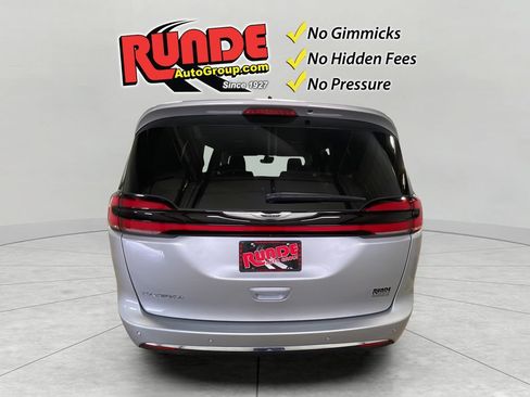 Used 2024 Chrysler Pacifica Touring-L FWD image 5
