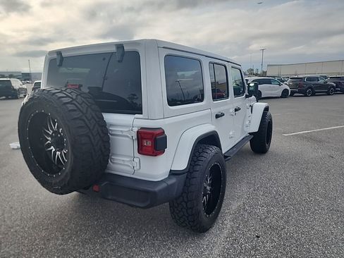 Used 2018 Jeep Wrangler Unlimited Sahara image 6