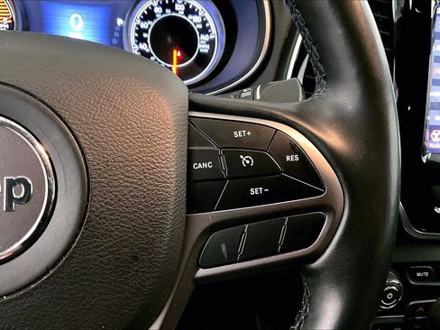 Used 2019 Jeep Cherokee Limited image 18