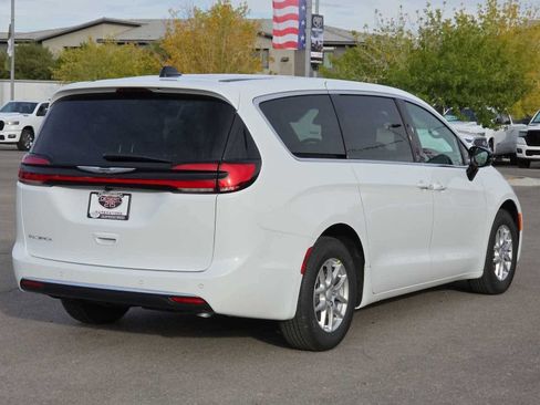 New 2026 Chrysler Pacifica Select image 11