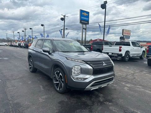 Used 2024 Mitsubishi Outlander SE image 2