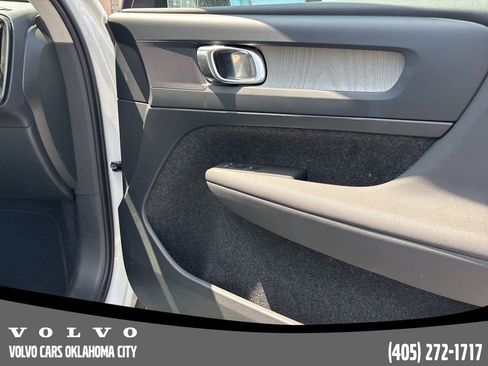 Used 2025 Volvo XC40 B5 Plus image 19