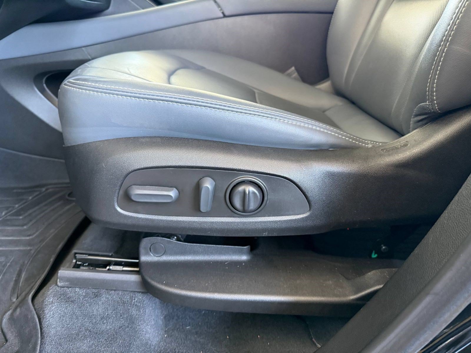 Used 2023 Buick Enclave Essence w/ Experience Buick Package FWD image 15