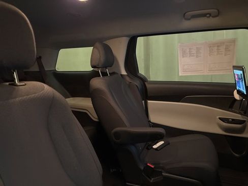 Used 2023 Kia Carnival LX image 22