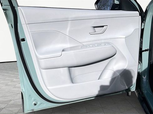 Used 2025 Hyundai Kona SE image 23