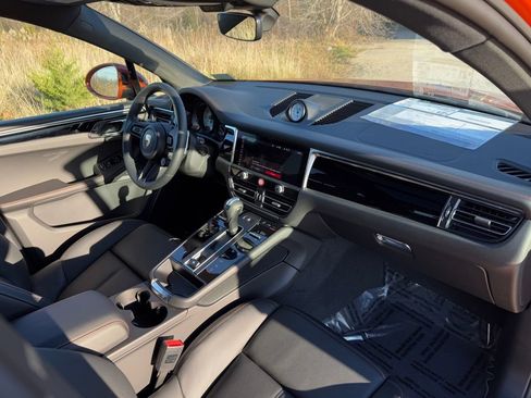 Used 2025 Porsche Macan AWD/4WD image 24