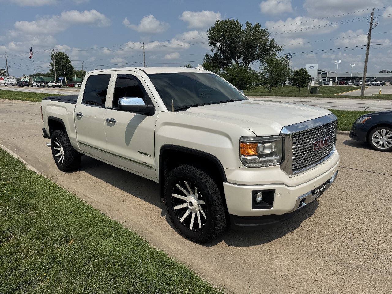 Used 2015 GMC Sierra 1500 Denali w/ Driver Alert Package AWD/4WD image 7