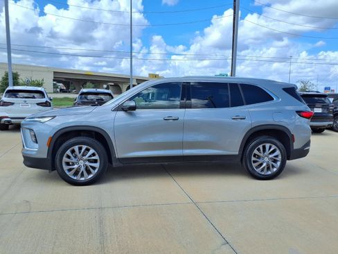 Used 2025 Buick Enclave Preferred AWD/4WD image 3