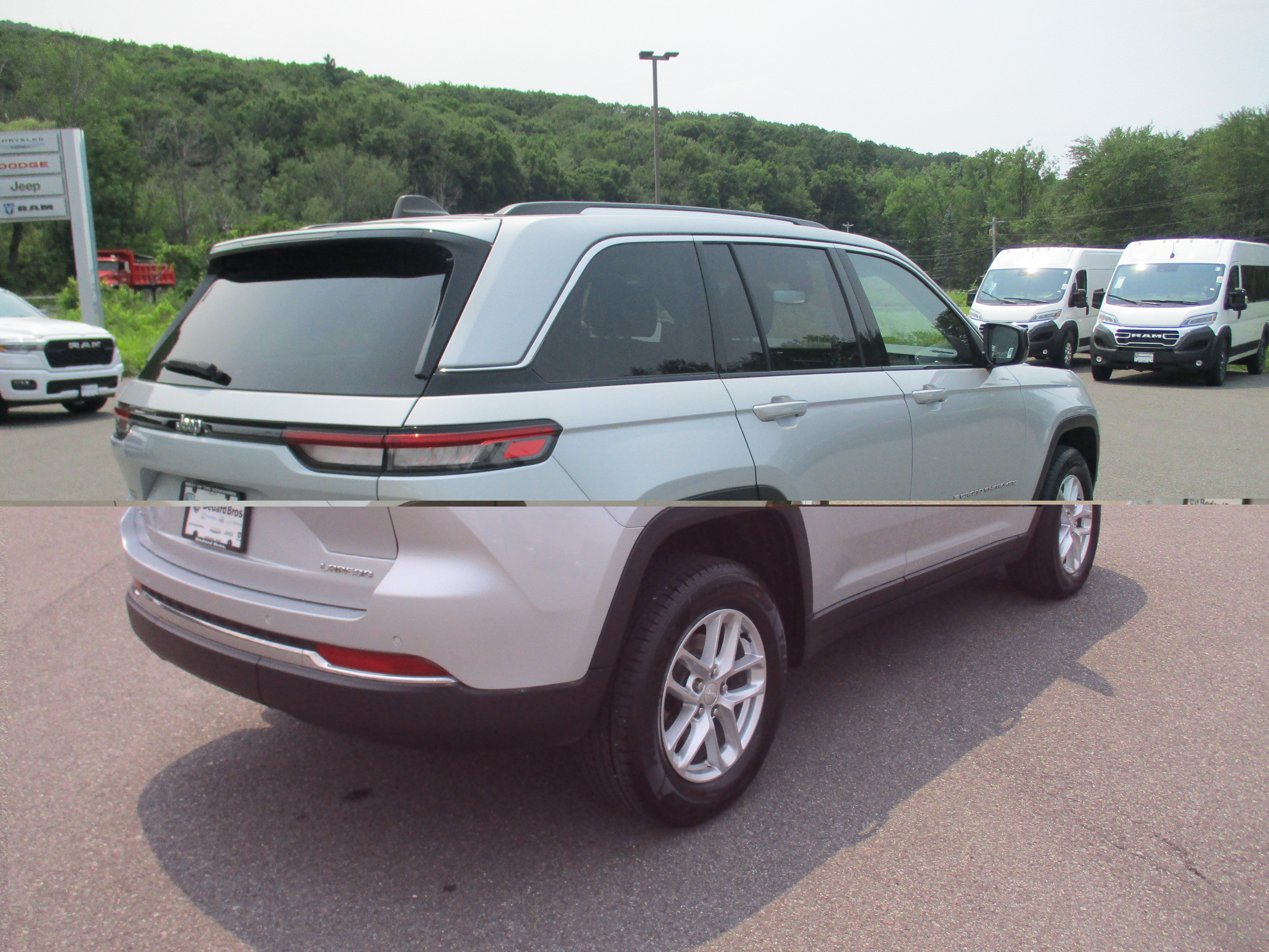 Certified 2023 Jeep Grand Cherokee Laredo X AWD/4WD image 5