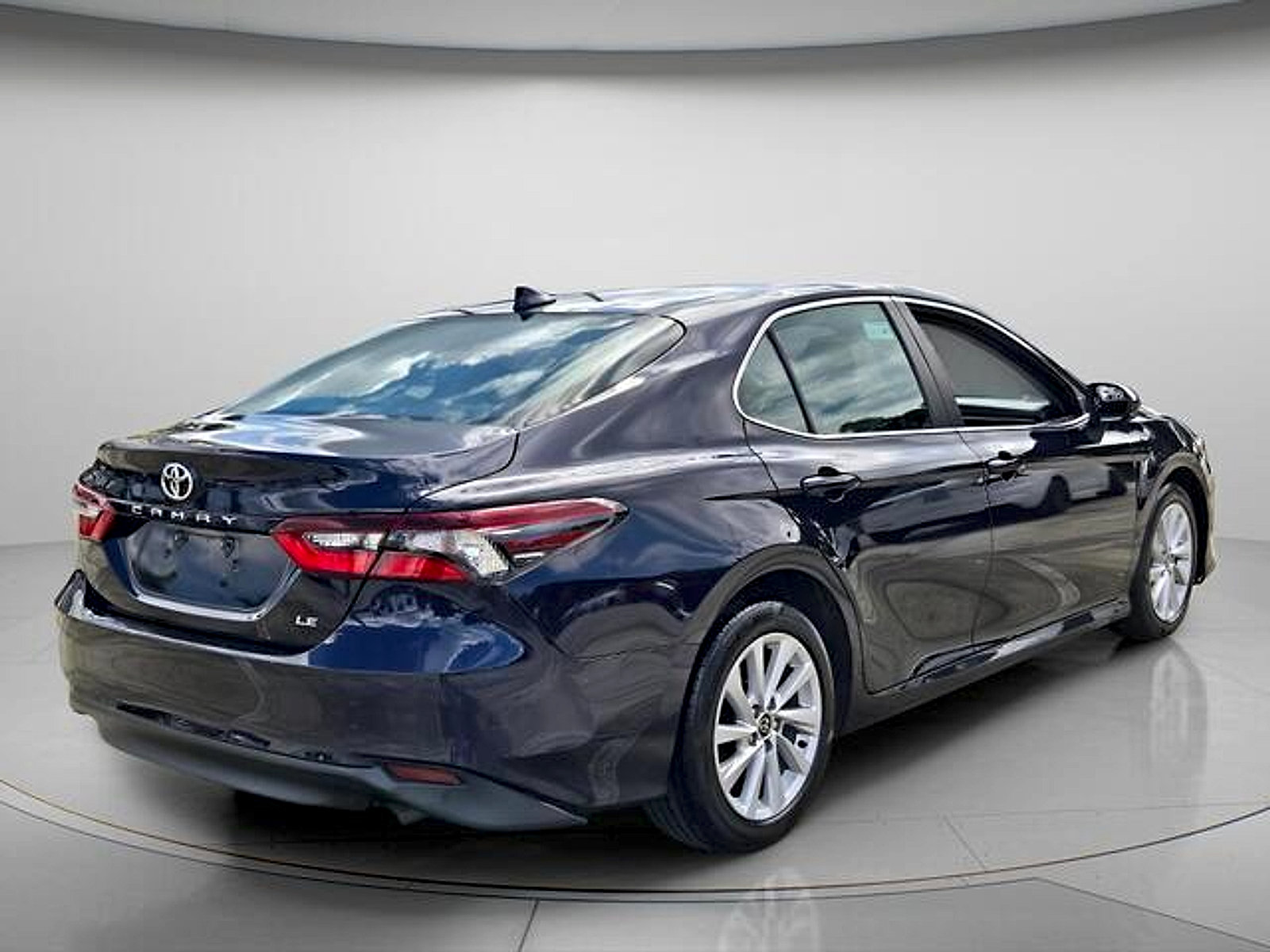 Used 2022 Toyota Camry LE FWD image 4