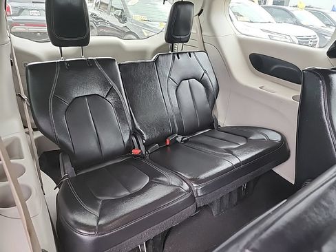 Used 2022 Chrysler Pacifica Touring-L w/ Uconnect Theater Family Group FWD image 51