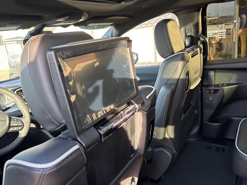 New 2026 Chrysler Pacifica Limited w/ Uconnect Theater Family Group image 5