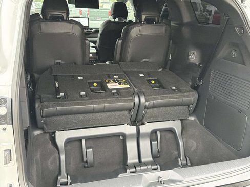 Certified 2025 Toyota Sienna Platinum FWD image 6