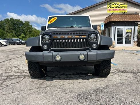Used 2015 Jeep Wrangler Unlimited Rubicon w/ Connectivity Group AWD/4WD image 2