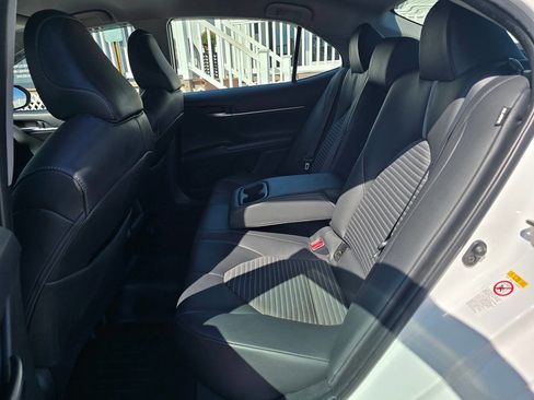 Used 2018 Toyota Camry SE image 19