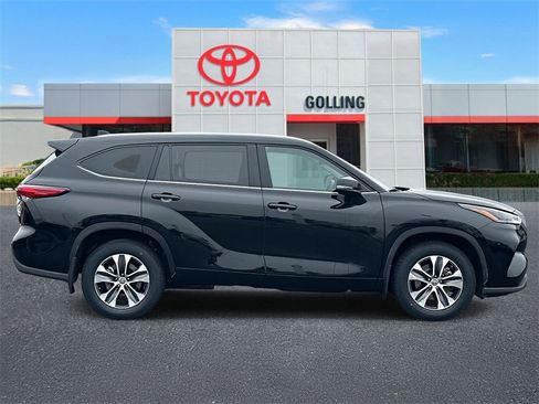 Certified 2023 Toyota Highlander XLE image 6