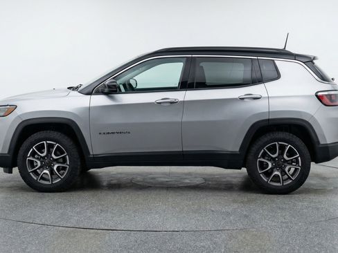 Used 2025 Jeep Compass Trailhawk image 5