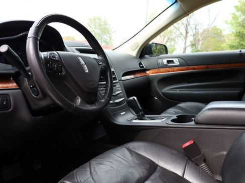 Used 2019 Lincoln MKT AWD image 30