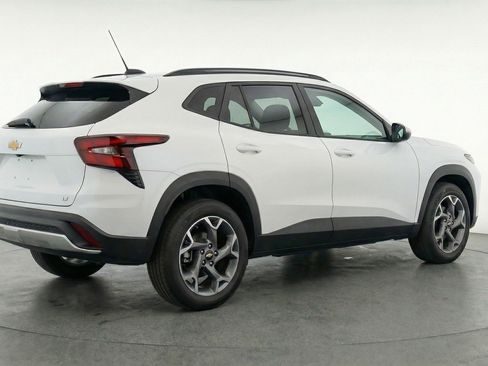 Used 2025 Chevrolet Trax LT w/ LT Convenience Package image 7