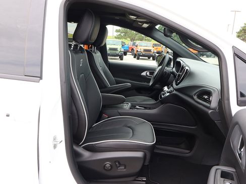 New 2026 Chrysler Pacifica Limited w/ S Appearance Package image 31