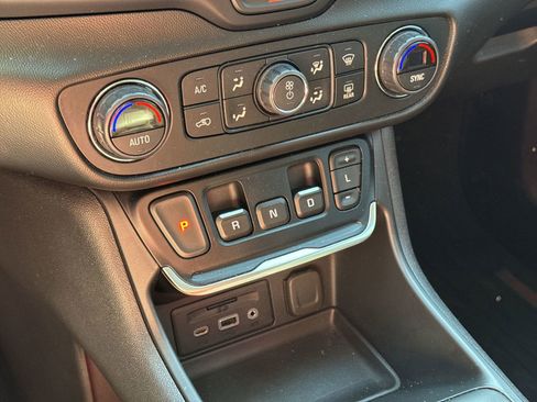 Used 2021 GMC Terrain SLE w/ Driver Convenience Package image 26