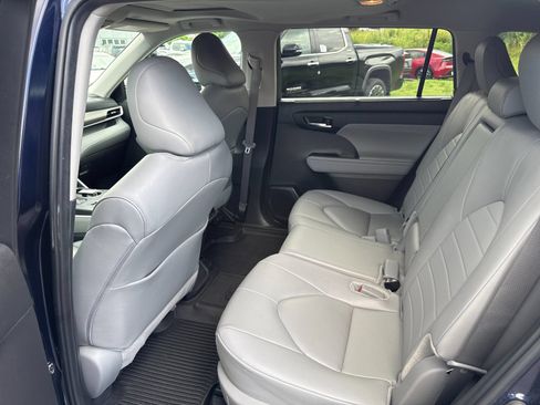 Used 2024 Toyota Highlander XLE AWD/4WD image 12