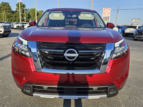 New 2025 Nissan Pathfinder Platinum image 17