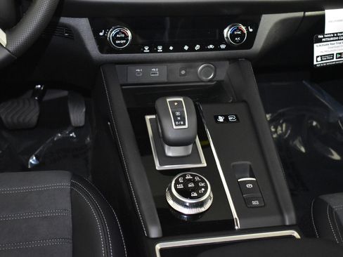 Used 2025 Mitsubishi Outlander SE image 13