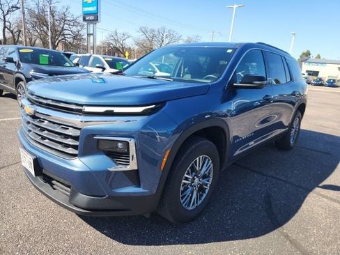 Used 2025 Chevrolet Traverse LT image 4