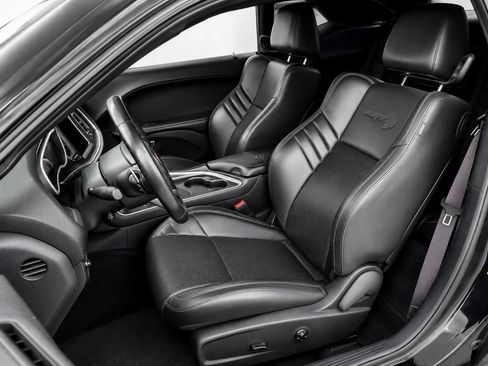 Used 2018 Dodge Challenger R/T Scat Pack w/ Leather Interior Group RWD image 9