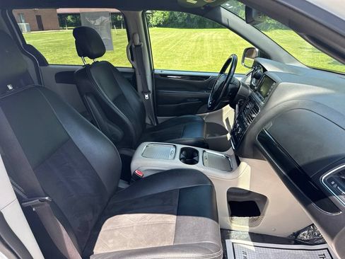 Used 2019 Dodge Grand Caravan SXT FWD image 14