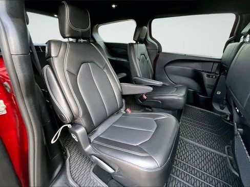 Used 2025 Chrysler Pacifica Select image 26
