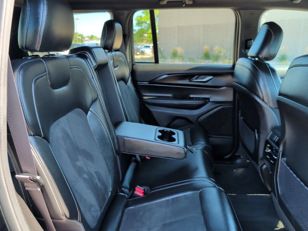 Used 2025 Jeep Grand Cherokee Altitude AWD/4WD image 35