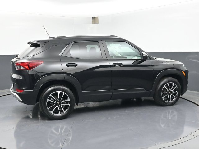 Used 2025 Chevrolet TrailBlazer LT AWD/4WD image 3