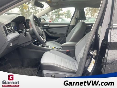 Certified 2025 Volkswagen Jetta SE image 9