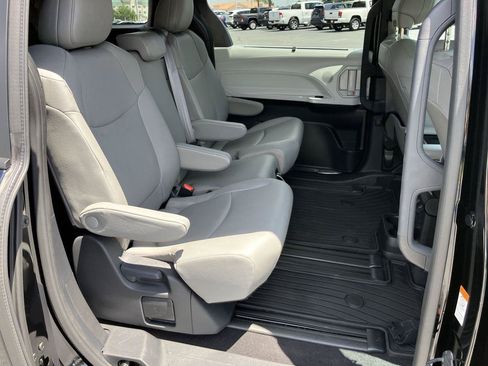 Used 2025 Toyota Sienna XLE w/ XLE Plus Package FWD image 34