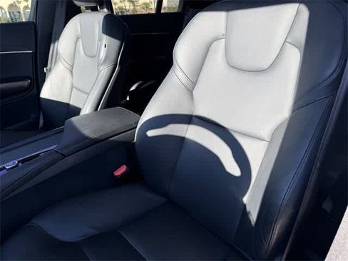 Used 2020 Volvo XC90 T5 Momentum w/ Protection Package Premier image 12