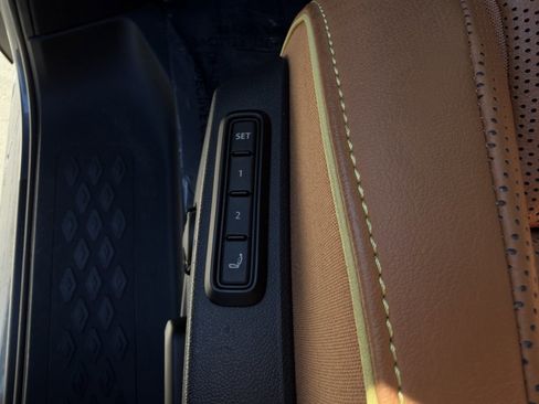 Used 2025 Volkswagen ID. Buzz Pro S Plus image 32